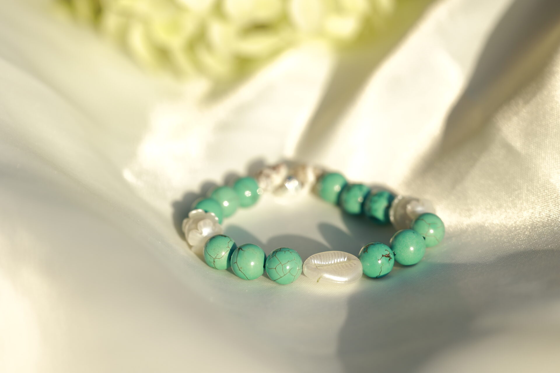 PERSONALISIERBARES GEMUSTERTES PERLENARMBAND SHEL