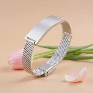 Elegantes  personalisierete Armband aus hochwertigem Edelstahl mit fein geflochtenem Mesh‑Band