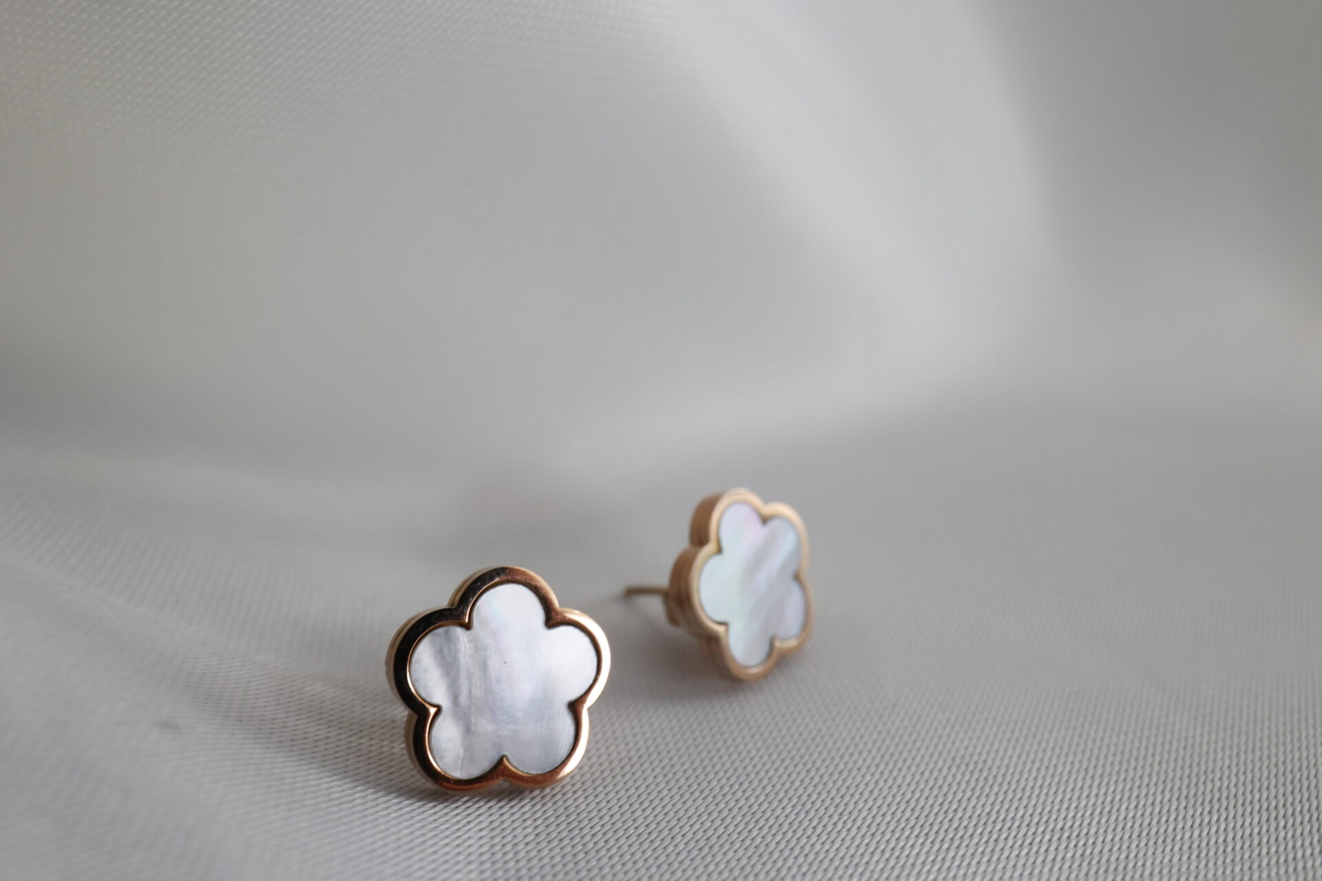 Elegante Blumen-Ohrstecker aus Edelstahl